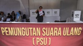 Warga melihat surat suara saat pemungutan suara ulang Pemilu 2024 di TPS 21, Medan, Sumatera Utara, Rabu (21/2/2024). KPU menyatakan sebanyak 615 tempat pemungutan suara (TPS) harus menggelar pemungutan suara ulang di Pemilu 2024. Jumlah itu berdasarkan catatan KPU per Selasa (20/2/2024) pukul 23.00 WIB.  [ANTARA FOTO/Fransisco C]