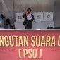 Warga melihat surat suara saat pemungutan suara ulang Pemilu 2024 di TPS 21, Medan, Sumatera Utara, Rabu (21/2/2024). KPU menyatakan sebanyak 615 tempat pemungutan suara (TPS) harus menggelar pemungutan suara ulang di Pemilu 2024. Jumlah itu berdasarkan catatan KPU per Selasa (20/2/2024) pukul 23.00 WIB.  [ANTARA FOTO/Fransisco C]