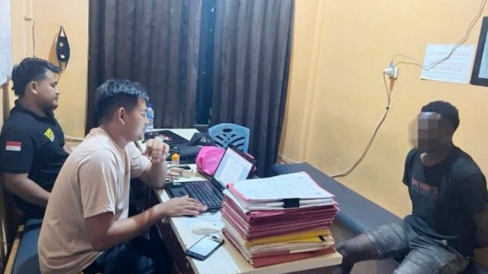 
Pelaku penganiayaan anggota TNI hingga meninggal saat diperiksa penyidik Satreskrim Polres Keerom. [Foto: Humas Polda Papua]