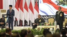 Presiden Joko Widodo (kiri) memberikan sambutan tentang penganugerahan Jenderal TNI Kehormatan kepada Menteri Pertahanan Prabowo Subianto (kanan) disaksikan Panglima TNI Jenderal TNI Agus Subianto (tengah) dalam Rapat Pimpinan (Rapim) TNI dan Polri Tahun 2024 di Mabes TNI, Jakarta, Rabu (28/2/2024). [ANTARA FOTO/Bayu Pratama S]