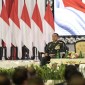 Presiden Joko Widodo (kiri) memberikan sambutan tentang penganugerahan Jenderal TNI Kehormatan kepada Menteri Pertahanan Prabowo Subianto (kanan) disaksikan Panglima TNI Jenderal TNI Agus Subianto (tengah) dalam Rapat Pimpinan (Rapim) TNI dan Polri Tahun 2024 di Mabes TNI, Jakarta, Rabu (28/2/2024). [ANTARA FOTO/Bayu Pratama S]