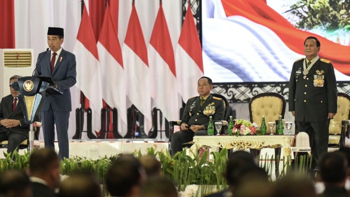 Presiden Joko Widodo (kiri) memberikan sambutan tentang penganugerahan Jenderal TNI Kehormatan kepada Menteri Pertahanan Prabowo Subianto (kanan) disaksikan Panglima TNI Jenderal TNI Agus Subianto (tengah) dalam Rapat Pimpinan (Rapim) TNI dan Polri Tahun 2024 di Mabes TNI, Jakarta, Rabu (28/2/2024). [ANTARA FOTO/Bayu Pratama S]