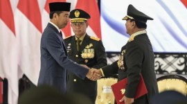 Presiden Jokowi mengatakan pemberian kenaikan pangkat istimewa kepada Menhan Prabowo Subianto itu adalah bentuk penghargaan sekaligus peneguhan untuk berbakti sepenuhnya kepada rakyat, bangsa, dan negara. [ANTARA FOTO/Bayu Pratama S]