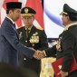 Presiden Jokowi mengatakan pemberian kenaikan pangkat istimewa kepada Menhan Prabowo Subianto itu adalah bentuk penghargaan sekaligus peneguhan untuk berbakti sepenuhnya kepada rakyat, bangsa, dan negara. [ANTARA FOTO/Bayu Pratama S]