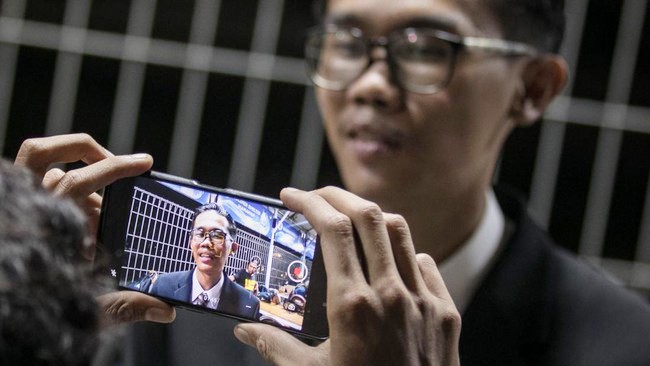 Almas Tsaqibbirru menggugat perdata Denny Indrayana Rp500 miliar. [Antara Foto/M Ayudha]