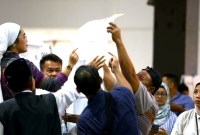 Kelompok Penyelenggara Pemungutan Suara Luar Negeri bersama Pengawas Tempat Pemungutan Suara dan saksi partai politik menghitung surat suara Pemilu 2024 di World Trade Center Kuala Lumpur, Malaysia. [ANTARA FOTO/Virna Puspa S]