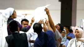 Kelompok Penyelenggara Pemungutan Suara Luar Negeri bersama Pengawas Tempat Pemungutan Suara dan saksi partai politik menghitung surat suara Pemilu 2024 di World Trade Center Kuala Lumpur, Malaysia. [ANTARA FOTO/Virna Puspa S]