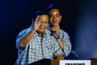 Pasangan calon presiden nomor urut 02, Prabowo Subianto dan Gibran Rakabuming Raka unggul dalam real count KPU hingga Sabtu (17/2/2024) sore. [REUTERS/KIM KYUNG-HOON]

