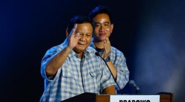 Pasangan calon presiden nomor urut 02, Prabowo Subianto dan Gibran Rakabuming Raka unggul dalam real count KPU hingga Sabtu (17/2/2024) sore. [REUTERS/KIM KYUNG-HOON]
