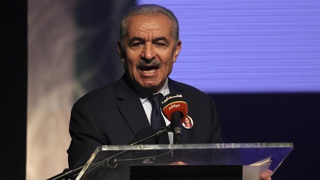 Perdana Menteri Palestina Mohammad Shtayyeh dilaporkan mengundurkan diri dari jabatannya pada Senin (26/2/2024). [AFP/Abbas Momani]