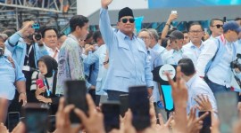 Pasangan Capres 2024 Prabowo-Gibran menyapa pendukung saat kampanye akbar di Gelora Bung Karno (GBK), Jakarta, Sabtu (10/2/2024). [JIBI/Bisnis/Himawan LN] 