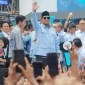 Pasangan Capres 2024 Prabowo-Gibran menyapa pendukung saat kampanye akbar di Gelora Bung Karno (GBK), Jakarta, Sabtu (10/2/2024). [JIBI/Bisnis/Himawan LN] 