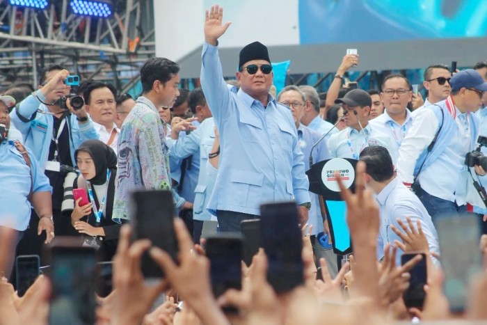 Pasangan Capres 2024 Prabowo-Gibran menyapa pendukung saat kampanye akbar di Gelora Bung Karno (GBK), Jakarta, Sabtu (10/2/2024). [JIBI/Bisnis/Himawan LN] 