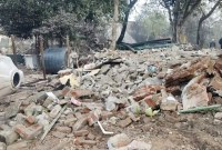 
Puing-puing di lokasi Masjid Akhoondji bangunan rumah ibadah berusia 600 tahun. [BBC]