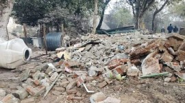 
Puing-puing di lokasi Masjid Akhoondji bangunan rumah ibadah berusia 600 tahun. [BBC]