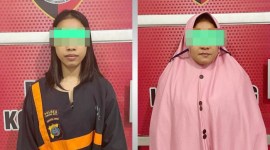 Remaja PNH (18) penjual bayi di Labuhanbatu dan pembelinya KA (kanan) usai ditangkap. [Dok Polres Labuhanbatu]