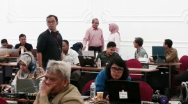 

Komisi Pemilihan Umum (KPU) kembali melanjutkan rapat pleno rekapitulasi hasil perolehan suara dari pemungutan suara luar negeri tingkat nasional pada hari ini, Rabu (28/2/2024). [CNNIndonesia/Andry Novelino]