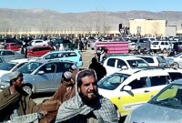 Screenshot dari sebuah video menunjukkan para pria Afghanistan meninggalkan stadion sepak bola setelah menghadiri eksekusi publik oleh otoritas Taliban terhadap dua pria yang dihukum karena pembunuhan, di Ghazni. [AFP]