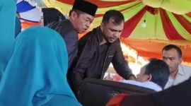 Foto: Tangkapan layar video Bupati Rokan Hilir Afrizal Sintong (baju putih) dan Wabup Sulaiman (peci hitam) terlibat cekcok dan nyaris adu jotos saat pelantikan Pj kepala desa. [Foto: Istimewa]