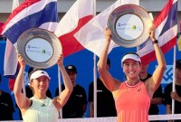 Petenis Indonesia Aldila Sutjiadi (kanan) yang berpasangan dengan Miyu Kato (kiri) dari Jepang berhasil meraih gelar juara ganda putri Thailand Open 2024, Minggu (4/2/2024). [Dok Aldila Sutjiadi]