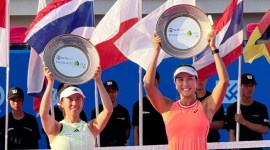 Petenis Indonesia Aldila Sutjiadi (kanan) yang berpasangan dengan Miyu Kato (kiri) dari Jepang berhasil meraih gelar juara ganda putri Thailand Open 2024, Minggu (4/2/2024). [Dok Aldila Sutjiadi]
