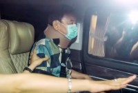 Thaksin Shinawatra keluar dari rumah sakit Bangkok sebelum fajar pada hari Minggu (18/2/2024) ditemani oleh anggota keluarganya.[X: @Thai News Reports]