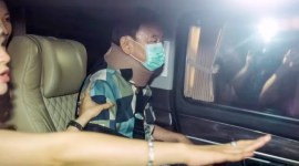 Thaksin Shinawatra keluar dari rumah sakit Bangkok sebelum fajar pada hari Minggu (18/2/2024) ditemani oleh anggota keluarganya.[X: @Thai News Reports]