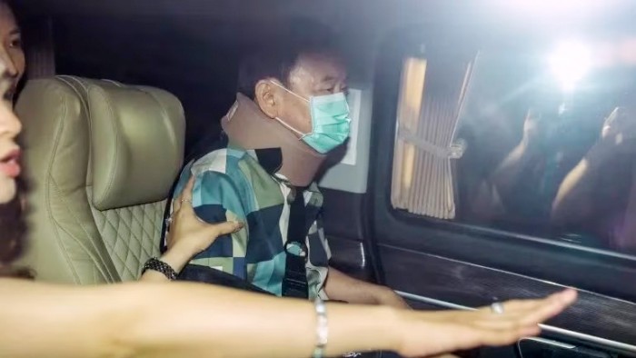 Thaksin Shinawatra keluar dari rumah sakit Bangkok sebelum fajar pada hari Minggu (18/2/2024) ditemani oleh anggota keluarganya.[X: @Thai News Reports]