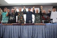 (Kiri-Kanan) Pimpinan Spiritual Nusantara Sri Eko Sriyanto Galgendu, Presidium Majelis Luhur Kepercayaan Indonesia (MLKI) Engkus Ruswana, Ketum Matakin Xueshi Budi Tanuwibowo, Ketum Permabudhi Philip K Wijaya, Ketum PDHI Wisnu Bawa Tenaya, Keuskupan Agung Jakarta Romo Kardinal Ignatius Suharyo, Ketum PGI Gomar Gulton, dan Waketum MUI Marsudi Syuhud bergandengan tangan usai membacakan Seruan Indonesia Damai untuk Pemilu 2024 di Jakarta, Senin (5/2/2024). [detikcom]