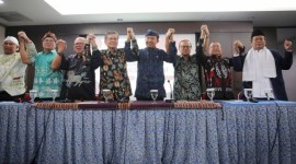 (Kiri-Kanan) Pimpinan Spiritual Nusantara Sri Eko Sriyanto Galgendu, Presidium Majelis Luhur Kepercayaan Indonesia (MLKI) Engkus Ruswana, Ketum Matakin Xueshi Budi Tanuwibowo, Ketum Permabudhi Philip K Wijaya, Ketum PDHI Wisnu Bawa Tenaya, Keuskupan Agung Jakarta Romo Kardinal Ignatius Suharyo, Ketum PGI Gomar Gulton, dan Waketum MUI Marsudi Syuhud bergandengan tangan usai membacakan Seruan Indonesia Damai untuk Pemilu 2024 di Jakarta, Senin (5/2/2024). [detikcom]