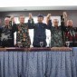 (Kiri-Kanan) Pimpinan Spiritual Nusantara Sri Eko Sriyanto Galgendu, Presidium Majelis Luhur Kepercayaan Indonesia (MLKI) Engkus Ruswana, Ketum Matakin Xueshi Budi Tanuwibowo, Ketum Permabudhi Philip K Wijaya, Ketum PDHI Wisnu Bawa Tenaya, Keuskupan Agung Jakarta Romo Kardinal Ignatius Suharyo, Ketum PGI Gomar Gulton, dan Waketum MUI Marsudi Syuhud bergandengan tangan usai membacakan Seruan Indonesia Damai untuk Pemilu 2024 di Jakarta, Senin (5/2/2024). [detikcom]