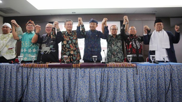 (Kiri-Kanan) Pimpinan Spiritual Nusantara Sri Eko Sriyanto Galgendu, Presidium Majelis Luhur Kepercayaan Indonesia (MLKI) Engkus Ruswana, Ketum Matakin Xueshi Budi Tanuwibowo, Ketum Permabudhi Philip K Wijaya, Ketum PDHI Wisnu Bawa Tenaya, Keuskupan Agung Jakarta Romo Kardinal Ignatius Suharyo, Ketum PGI Gomar Gulton, dan Waketum MUI Marsudi Syuhud bergandengan tangan usai membacakan Seruan Indonesia Damai untuk Pemilu 2024 di Jakarta, Senin (5/2/2024). [detikcom]