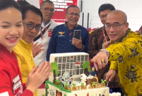 Caleg PSI memberikan kue ulang tahun ke Ketua KPU RI Hasyim Asy'ari. [Foto: Instagram/@marshavda]