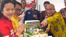 Caleg PSI memberikan kue ulang tahun ke Ketua KPU RI Hasyim Asy'ari. [Foto: Instagram/@marshavda]