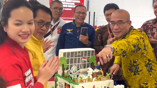 Caleg PSI memberikan kue ulang tahun ke Ketua KPU RI Hasyim Asy'ari. [Foto: Instagram/@marshavda]