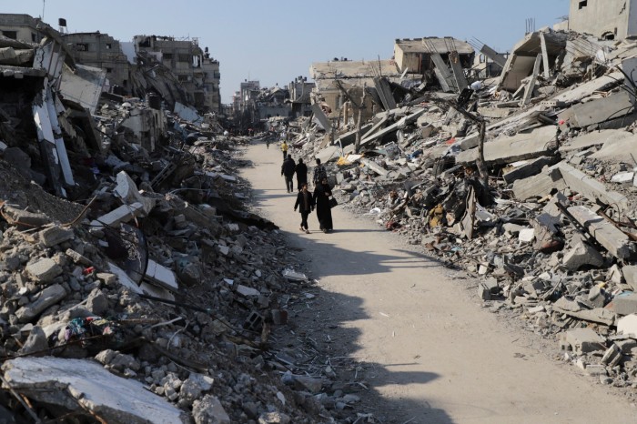 Warga Gaza berjalan melewati kehancuran di kamp pengungsi Jabalya di Gaza, Kamis (29/2/2024) lalu. [AP/Mahmoud Essa]