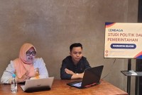 Direktur Riset Lembaga Studi Politik dan Pemerintahan (LSPP) Safa Muzdalifah saat merilis klasifikasi responden harapan menjadi Gubernur Kalimantan Selatan periode 2024-2029