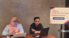 Direktur Riset Lembaga Studi Politik dan Pemerintahan (LSPP) Safa Muzdalifah saat merilis klasifikasi responden harapan menjadi Gubernur Kalimantan Selatan periode 2024-2029
