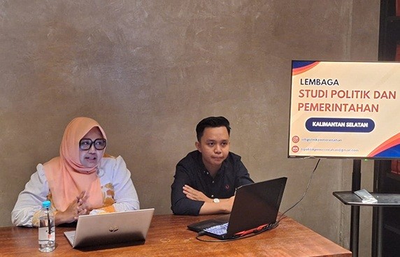 Direktur Riset Lembaga Studi Politik dan Pemerintahan (LSPP) Safa Muzdalifah saat merilis klasifikasi responden harapan menjadi Gubernur Kalimantan Selatan periode 2024-2029