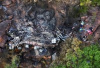 Bus di Afrika Selatan tersebut sedang membawa orang-orang ke kebaktian gereja Paskah ketika jatuh dari jembatan dan terjun sedalam 165 kaki ke dalam jurang, Kamis (28/3/2024) waktu setempat. [Reuters/Siphiwe Sibeko]