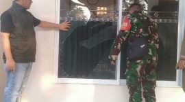 Kondisi rumah rusak imbas kebakaran dan ledakan di Gudang Amunisi Daerah (Gudmurah) milik TNI AD, Kodam Jaya, di Desa Ciangsana, Gunung Putri, Kabupaten Bogor, Jawa Barat, dan sebanyak 31 rumah di Desa Ciangsana, Gunung Putri, Bogor, mengalami kerusakan berupa kaca pecah, plafon retak, atap retak/bolong imbas ledakan gudang amunisi, Minggu (31/3/2024). [KOMPAS.COM/AFDHALUL IKHSAN]