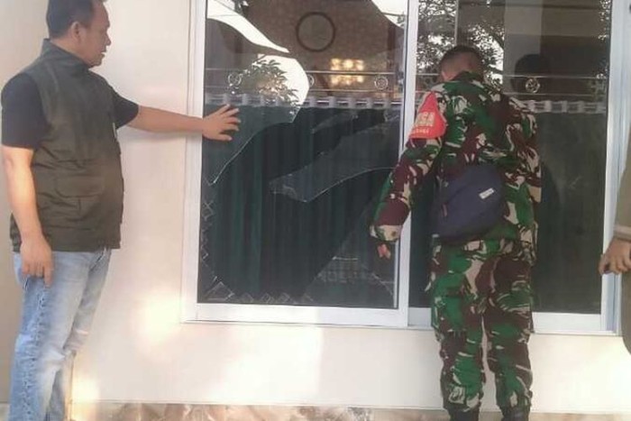 Kondisi rumah rusak imbas kebakaran dan ledakan di Gudang Amunisi Daerah (Gudmurah) milik TNI AD, Kodam Jaya, di Desa Ciangsana, Gunung Putri, Kabupaten Bogor, Jawa Barat, dan sebanyak 31 rumah di Desa Ciangsana, Gunung Putri, Bogor, mengalami kerusakan berupa kaca pecah, plafon retak, atap retak/bolong imbas ledakan gudang amunisi, Minggu (31/3/2024). [KOMPAS.COM/AFDHALUL IKHSAN]