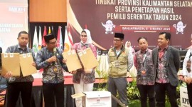 Komisi Pemilihan Umum Provinsi Kalimantan Selatan (KPU Kalsel) menggelar rapat pleno rekapitulasi penghitungan suara hasil Pemilu 2024 tingkat provinsi di Banjarmasin, Kamis (7/3/2024). [ANTARA/Firman]