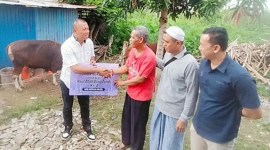 Kasubdit Sosbud Dit Intelkam Polda Kalsel, Kompol Zaenuri SH MM, meyerhkan bantuan seekor sapi dari kapolda, Selasa (5/3/2024). (SuarIndonesia/Ist)