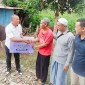 Kasubdit Sosbud Dit Intelkam Polda Kalsel, Kompol Zaenuri SH MM, meyerhkan bantuan seekor sapi dari kapolda, Selasa (5/3/2024). (SuarIndonesia/Ist)