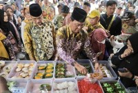 Ketua DPRD Provinsi Kalsel (Kalsel) DR. (HC). H. Supian HK, S.H., M.H, dampingi Gubernur, H Sahbirin Noor/ (SuarIndonesia/Humas)