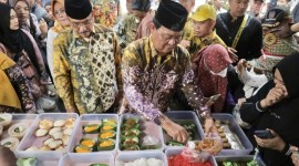 Ketua DPRD Provinsi Kalsel (Kalsel) DR. (HC). H. Supian HK, S.H., M.H, dampingi Gubernur, H Sahbirin Noor/ (SuarIndonesia/Humas)