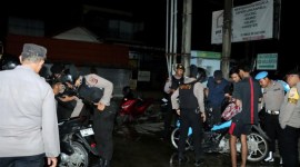 Giat patroli gabungan dengan sasaran tindak kriminal serta balapan liar, dipimpin Wakapolresta Banjarmasin, AKBP Arwin Amrih Wientama berhasil mengamankan empat motor terindikasi terlibat balap liar di wilayah hukum Polresta Banjarmasin, Rabu (13/3/2024) dinihari. (SuarIndonesia/YI)