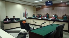 mantan karyawan Bank Perkreditan Rakyat (BPR) Candi Agung Telaga Silaba Amuntai Selatan, kini duduk di kursi terdakwa di Pengadilan Tindak:Pidana Korupsi Banjarmasin, Kamis (14/3/2024) (SuarIndonesia/HD)