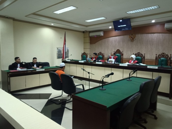 mantan karyawan Bank Perkreditan Rakyat (BPR) Candi Agung Telaga Silaba Amuntai Selatan, kini duduk di kursi terdakwa di Pengadilan Tindak:Pidana Korupsi Banjarmasin, Kamis (14/3/2024) (SuarIndonesia/HD)